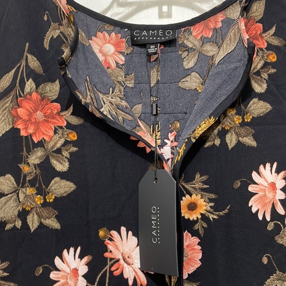 Cameo Appearance blouse. High low hem. Size 3X. New with tags. - Picture 3 of 9